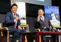 　東京六大学野球リーグの結成１００周年記念イベントに登壇した、高橋由伸さん（左）と川上憲伸さん＝４月７日