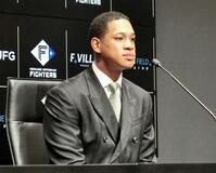 　契約を更改し、会見する万波