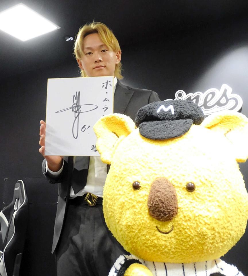 　契約を更改した山本（撮影・鈴木創太）