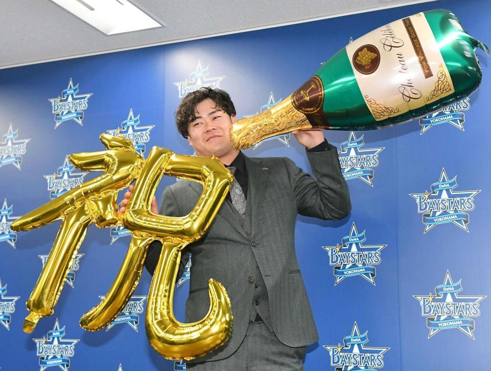 　お祝いグッズを手に笑顔の伊勢（撮影・開出牧）