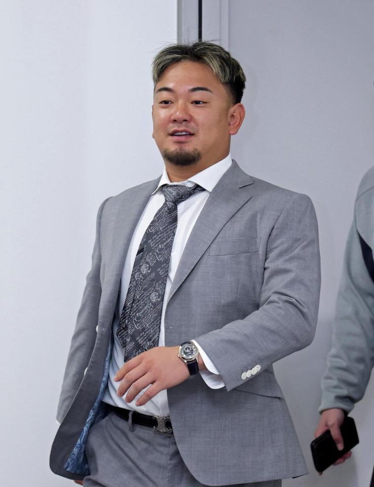 　契約更改を終えて会見の席へ向かう森（撮影・立川洋一郎）