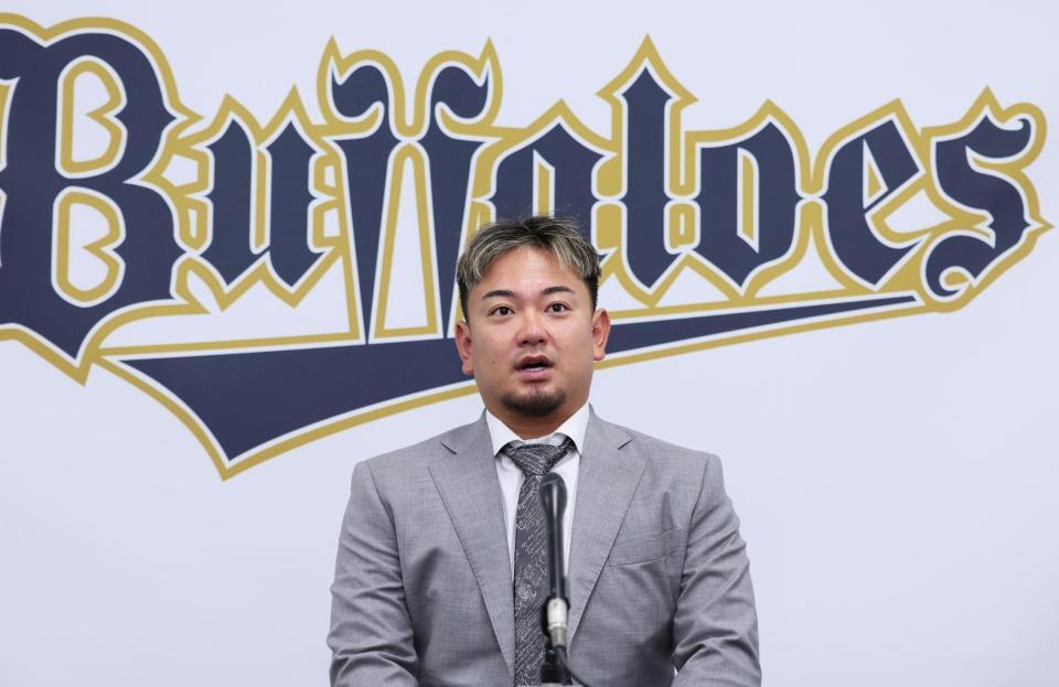 　契約を更改し会見に臨む森（撮影・立川洋一郎）