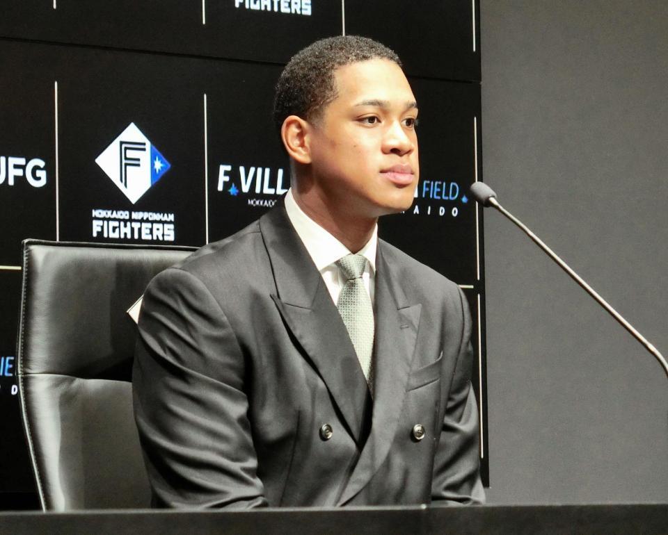 　契約を更改し、会見する万波