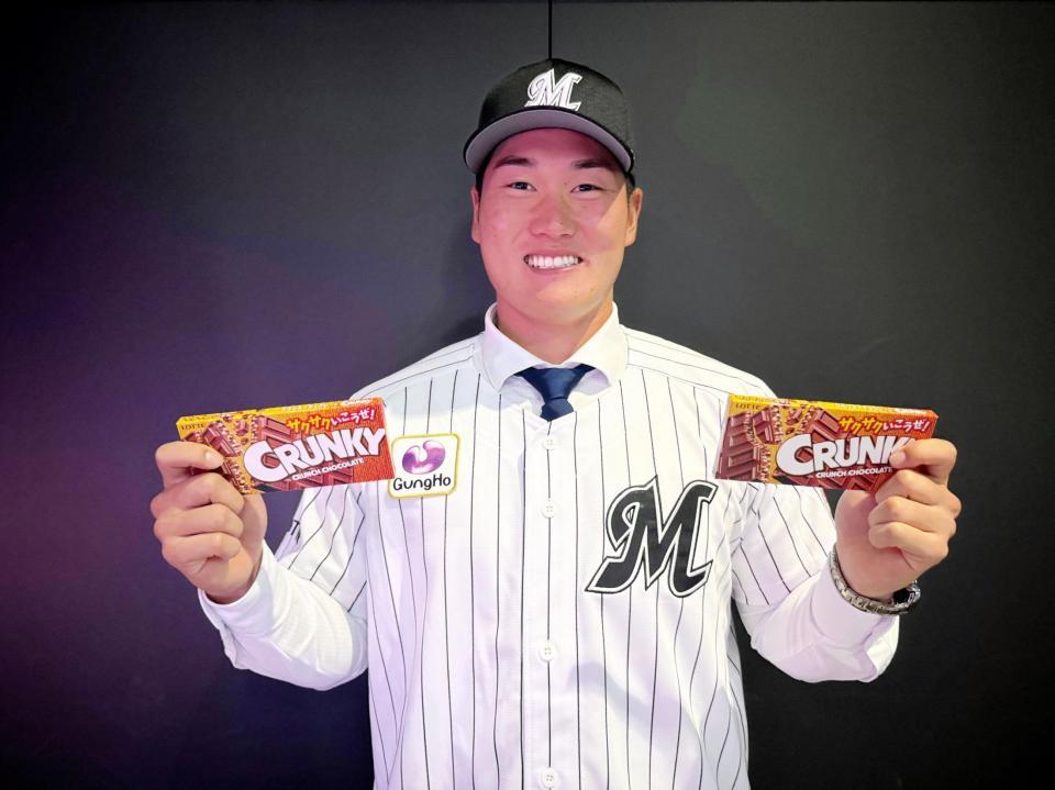 　ロッテと仮契約したドラフト７位・田中は大好きなクランキーチョコレートを手に笑顔（球団提供）
