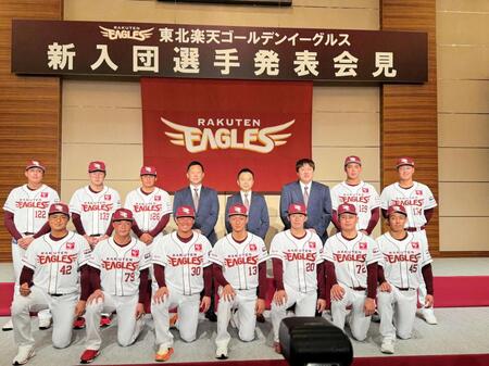　新入団選手発表会見に臨んだ新人選手ら１２人と三木監督、森井球団社長、石井ＧＭ