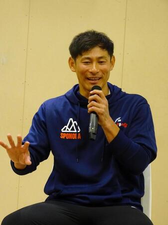 　屋内スポーツ複合型施設「ＳＰＯＮＯＢＡ」のオープン記念イベントでトークセッションを行った前ロッテの荻野