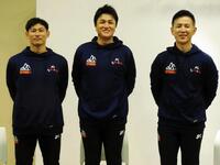 　屋内スポーツ複合型施設「ＳＰＯＮＯＢＡ」のオープン記念イベントで登壇した（左から）前ロッテの荻野、元巨人・高橋氏、トレーナーで代表取締役の木村氏