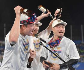 　ビールを浴びるヤクルト・村上宗隆（左）とヤクルト・青木宣親（２０２２年撮影）