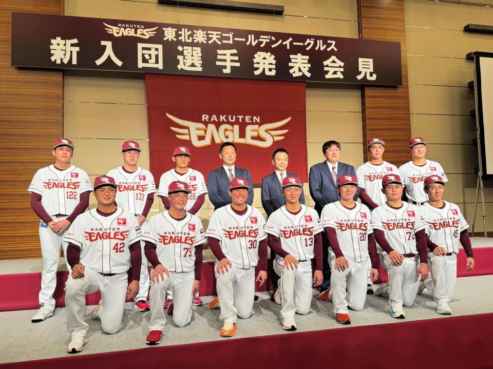 　新入団選手発表会見に臨んだ新人選手ら１２人と三木監督、森井球団社長、石井ＧＭ