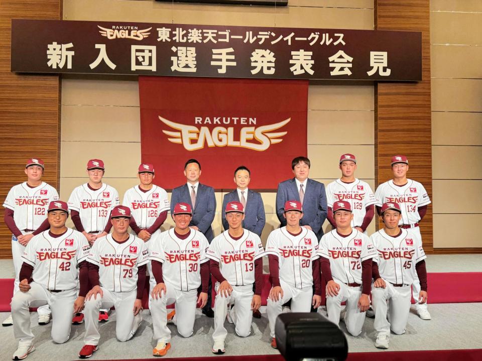 　新入団選手発表会見に臨んだ新人選手ら１２人と三木監督、森井球団社長、石井ＧＭ