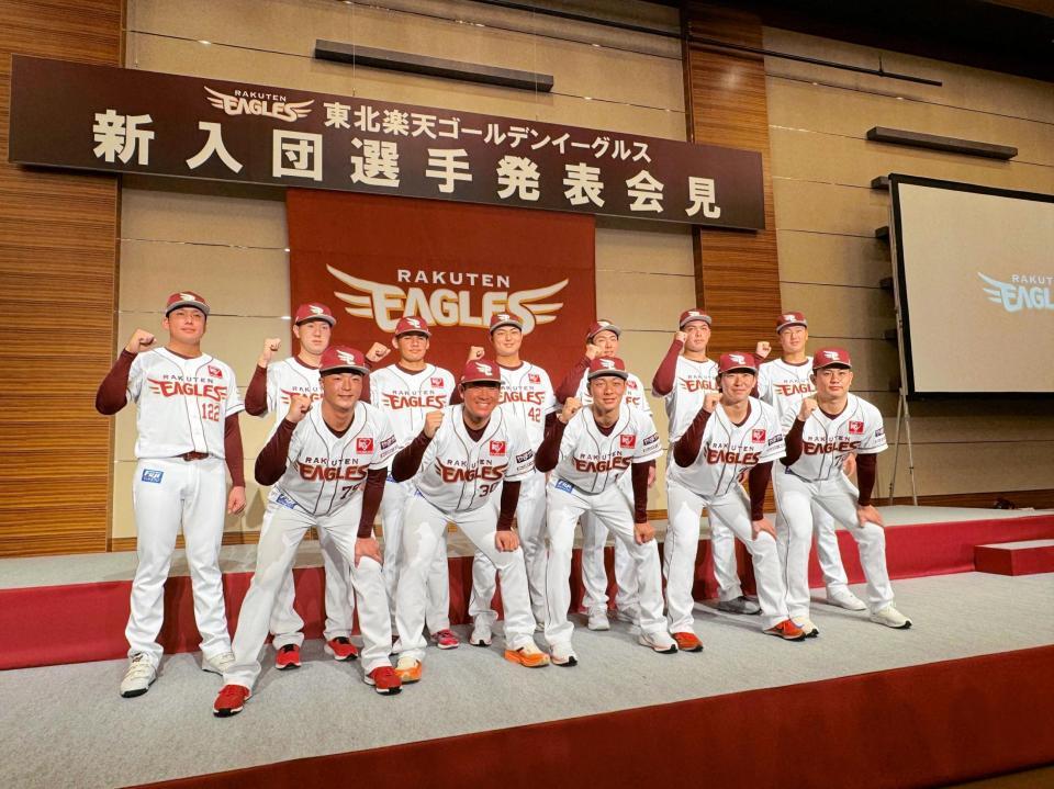 　新入団選手発表会見に臨んだ新人選手ら１２人