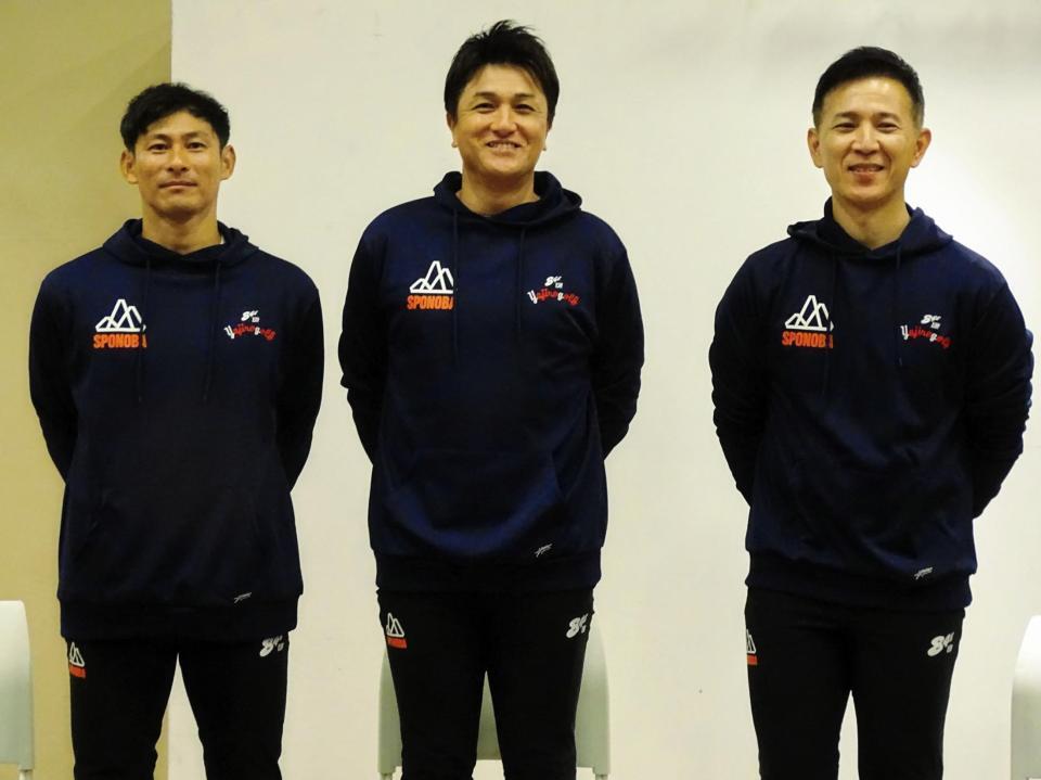 　屋内スポーツ複合型施設「ＳＰＯＮＯＢＡ」のオープン記念イベントで登壇した（左から）前ロッテの荻野、元巨人・高橋氏、トレーナーで代表取締役の木村氏