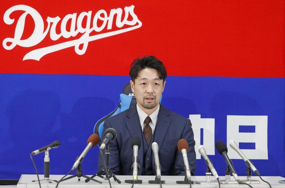 　中日復帰が決まり、記者会見する阿部