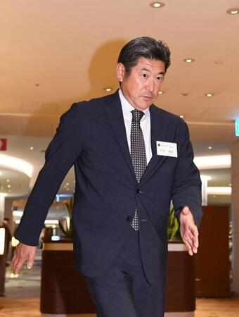 　会場に入る石井２軍監督（撮影・園田高夫）