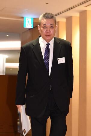 　会場に入る江川卓氏（撮影・園田高夫）