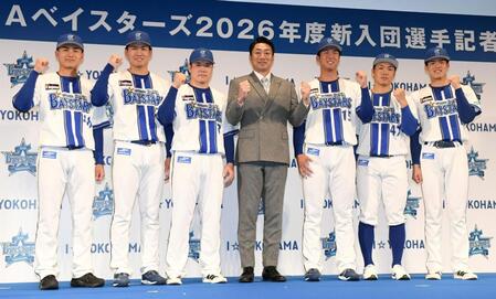 　相川監督（中央）を中央に活躍を誓う（左から）成瀬脩人、宮下朝陽、小田康一郎、島田舜也、片山皓心、清水詩太（撮影・佐藤厚）