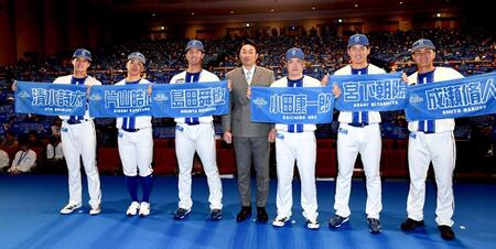 　ファンからの声援を浴びながらタオルを掲げるＤｅＮＡの新入団選手。（左から）清水詩太、片山皓心、島田舜也、小田康一郎，宮下朝陽、成瀬脩人（撮影・佐藤厚）