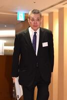 　会場に入る江川卓氏（撮影・園田高夫）