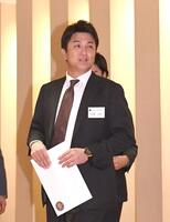 　会場に入る高橋由伸氏（撮影・園田高夫）