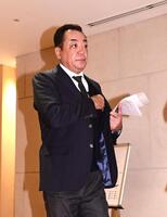 　会場に入る槙原寛己氏（撮影・園田高夫）