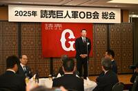 　ＯＢ会であいさつする阿部監督