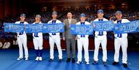 　ファンからの声援を浴びながらタオルを掲げるＤｅＮＡの新入団選手。（左から）清水詩太、片山皓心、島田舜也、小田康一郎，宮下朝陽、成瀬脩人（撮影・佐藤厚）