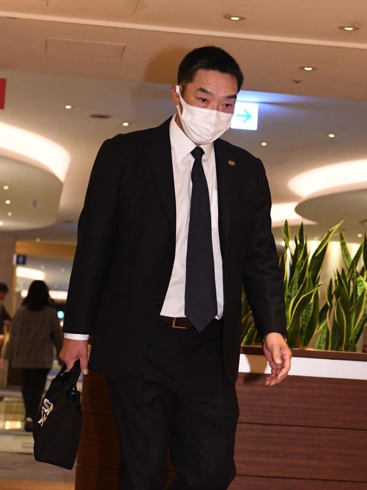 　会場に入る阿部監督（撮影・園田高夫）