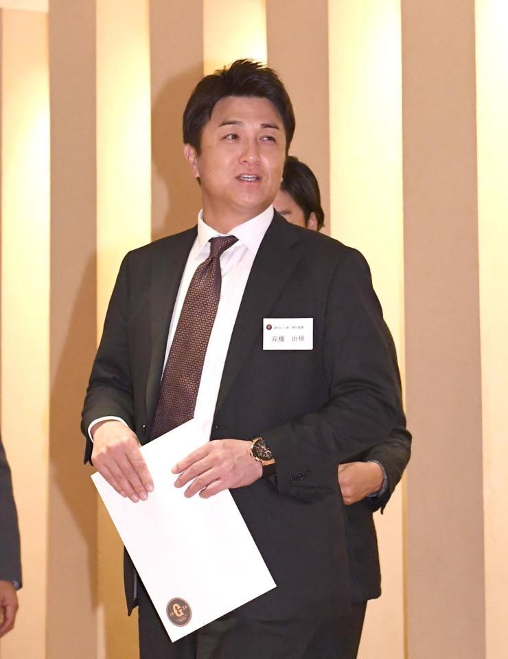 　会場に入る高橋由伸氏（撮影・園田高夫）