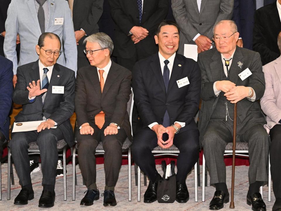 　談笑する（左から）王貞治氏、山口寿一オーナー、阿部慎之助監督、張本勲氏