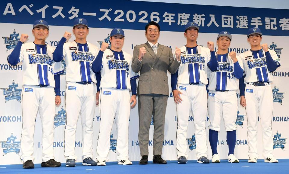 　相川監督（中央）を中央に活躍を誓う（左から）成瀬脩人、宮下朝陽、小田康一郎、島田舜也、片山皓心、清水詩太（撮影・佐藤厚）