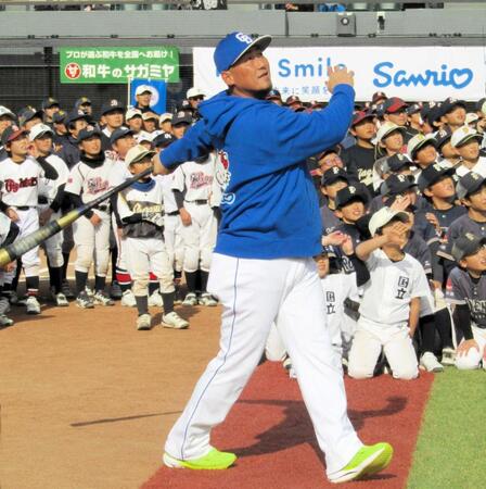 　打撃を実演する中田翔氏（撮影・伊藤玄門）
