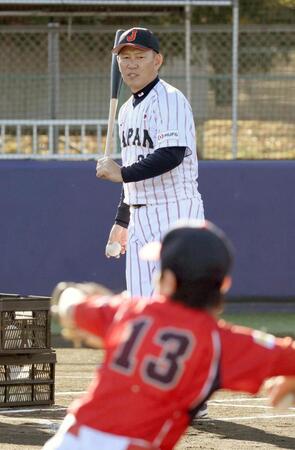 　少年野球教室でノックを放つ井端監督