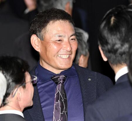 　明大ＯＢの川上憲伸氏（撮影・佐藤厚）