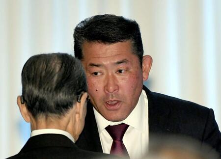 　ソフトバンク・王貞治球団会長（左）にあいさつする石井浩郎参議院議員（撮影・佐藤厚）