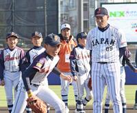 　少年野球教室で、プレーを見つめる井端監督