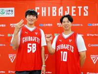 　Ｂリーグ千葉Ｊのホームゲームにゲスト出演した河村（左）はフリースローを３本決めて「３」のポーズと０本の上田は拳を握る