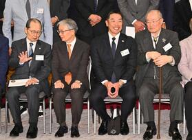 　談笑する（左から）王貞治氏、山口オーナー、阿部監督、張本勲氏