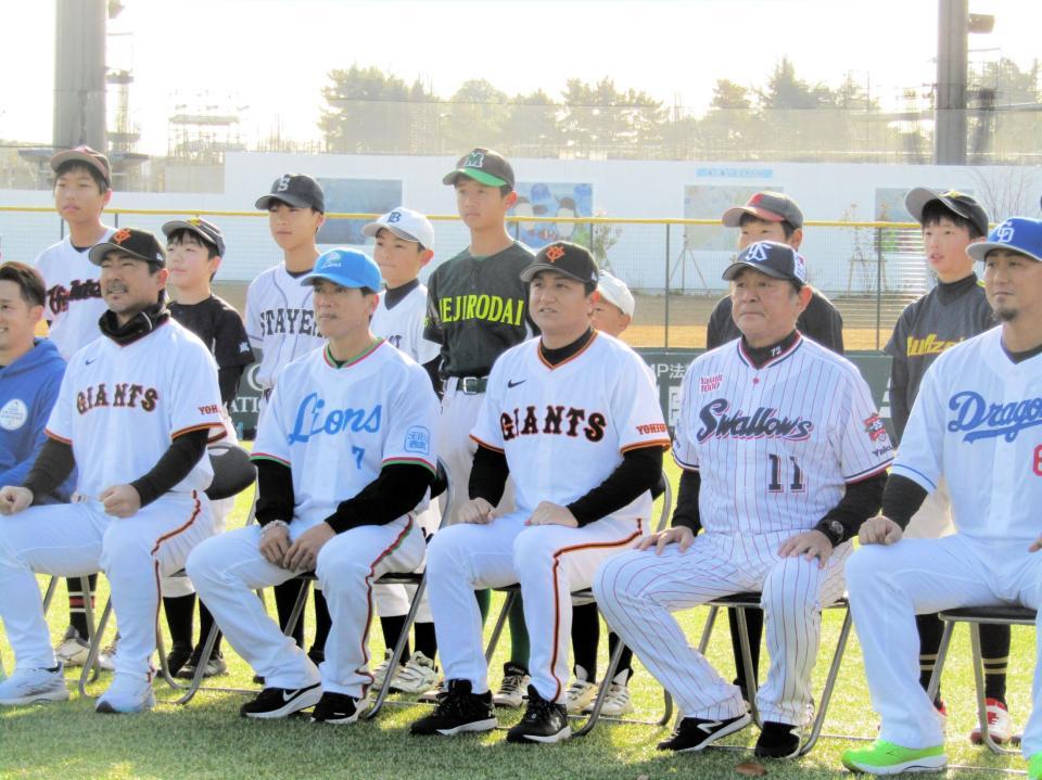 　「サンリオベースボールアカデミー　ｉｎ　ジャイアンツタウンスタジアム」に参加した（左から）小笠原氏、松井氏、高橋氏、荒木氏、中田氏