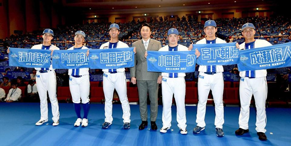 　タオルを掲げる新入団選手たち。中央は相川監督（撮影・佐藤厚）