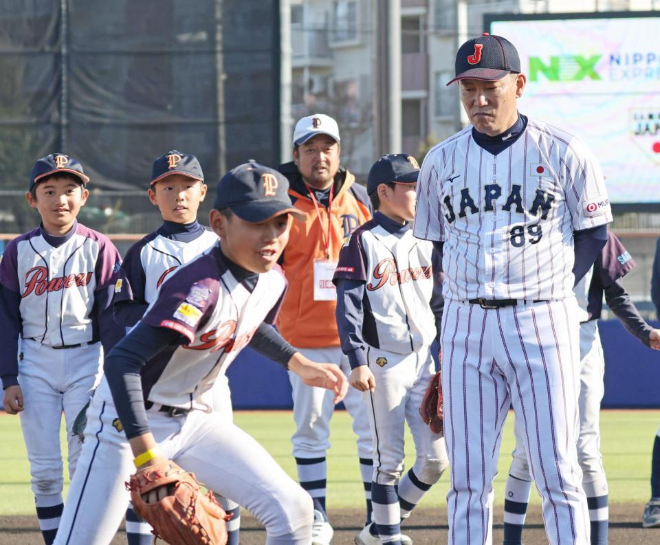 　少年野球教室で、プレーを見つめる井端監督