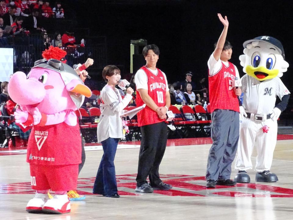 　河村（右）と上田（中）がＢリーグ千葉Ｊのホームゲームにゲスト出演