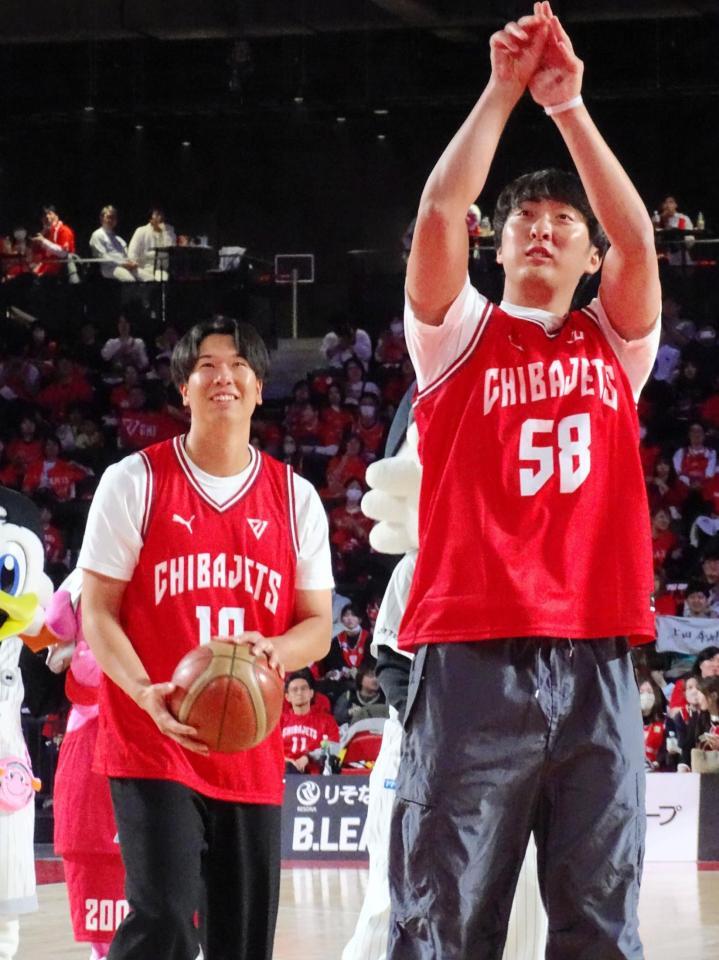 　フリースローを決める河村（右）と上田