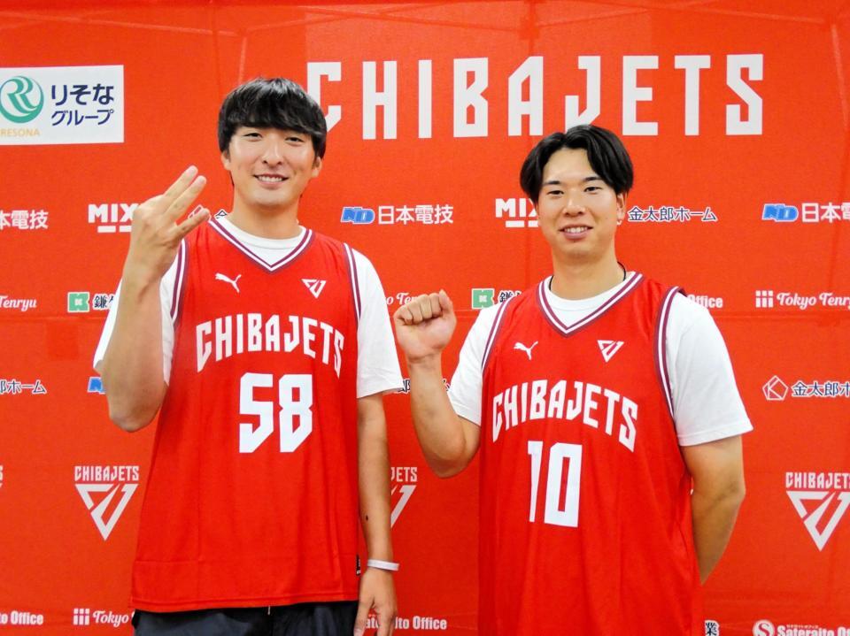 　Ｂリーグ千葉Ｊのホームゲームにゲスト出演した河村（左）はフリースローを３本決めて「３」のポーズと０本の上田は拳を握る