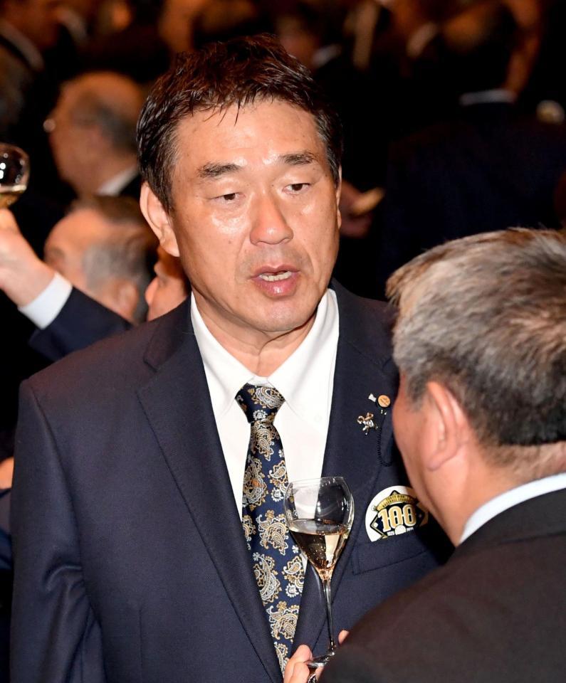 　明大ＯＢの広沢克実氏（撮影・佐藤厚）