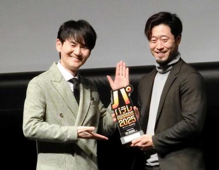 　ＭＣの南原清隆（左）からトロフィーを贈られる外崎