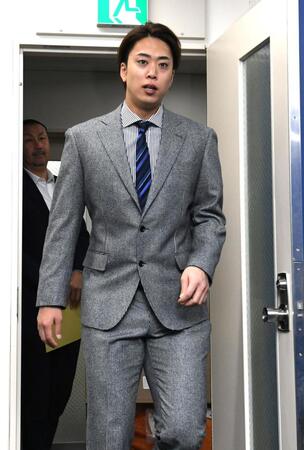 　２４５０万円増の５８００万円で契約更改した入江（撮影・佐藤厚）