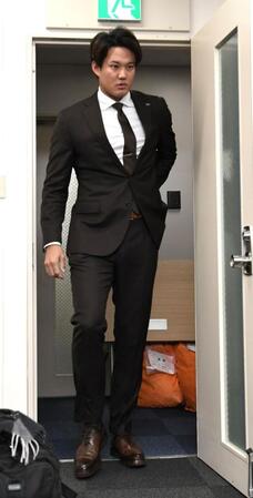 　契約を更改し、会見場に入る藤浪（撮影・佐藤厚）