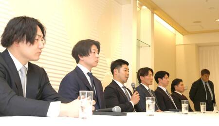 　プロ野球選手会総会後、会見する近藤（中央）＝撮影・北村雅宏