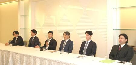 　プロ野球選手会総会後、会見する（左から）丸、大瀬良、近藤、源田、松本、会沢（撮影・北村雅宏）