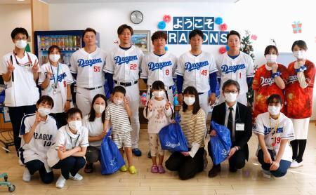 中日の大島らが病院慰問 小児病棟の子どもたちと交流